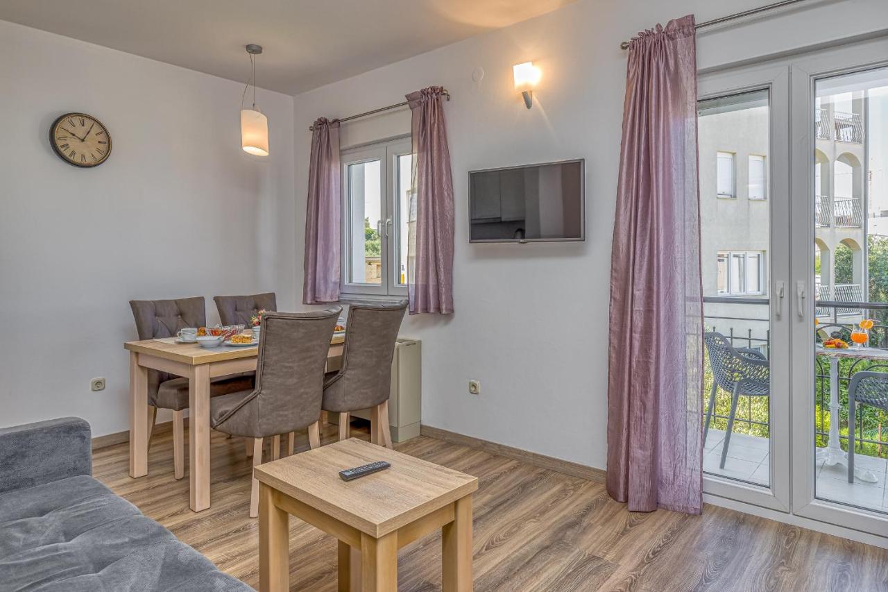 Island Resort Mihaela - Happy Rentals โตรกีร์ ภายนอก รูปภาพ